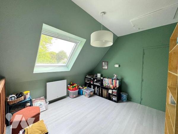 En plein centre bourg de Lannilis, maison d'environ 120 m² sur une très belle parcelle de 2 758...