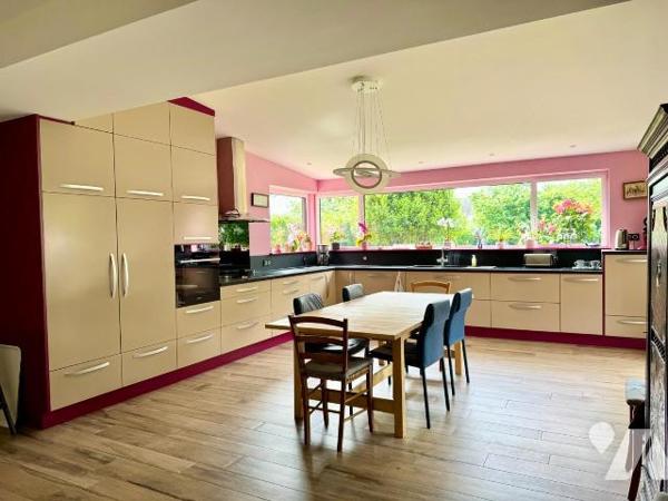 En plein centre bourg de Lannilis, maison d'environ 120 m² sur une très belle parcelle de 2 758...