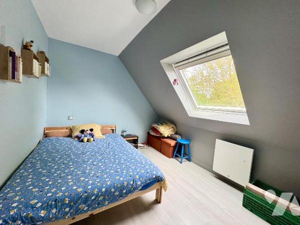 En plein centre bourg de Lannilis, maison d'environ 120 m² sur une très belle parcelle de 2 758...