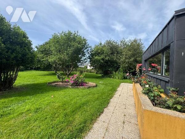 En plein centre bourg de Lannilis, maison d'environ 120 m² sur une très belle parcelle de 2 758...