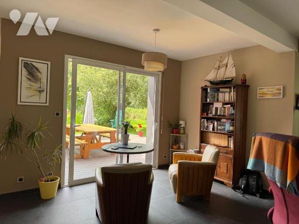 En plein centre bourg de Lannilis, maison d'environ 120 m² sur une très belle parcelle de 2 758...