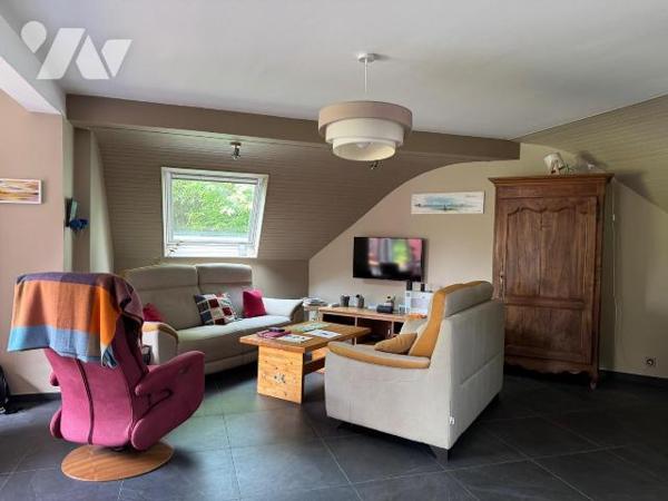 En plein centre bourg de Lannilis, maison d'environ 120 m² sur une très belle parcelle de 2 758...
