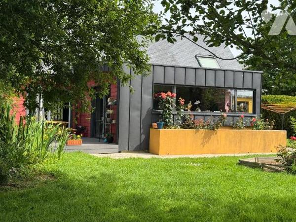 En plein centre bourg de Lannilis, maison d'environ 120 m² sur une très belle parcelle de 2 758...