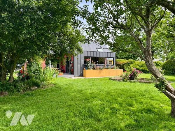 En plein centre bourg de Lannilis, maison d'environ 120 m² sur une très belle parcelle de 2 758...