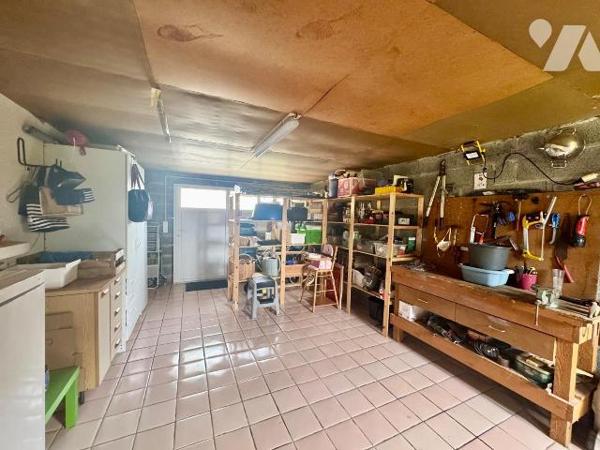 En plein centre bourg de Lannilis, maison d'environ 120 m² sur une très belle parcelle de 2 758...