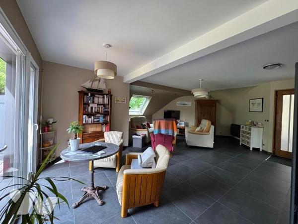 En plein centre bourg de Lannilis, maison d'environ 120 m² sur une très belle parcelle de 2 758...