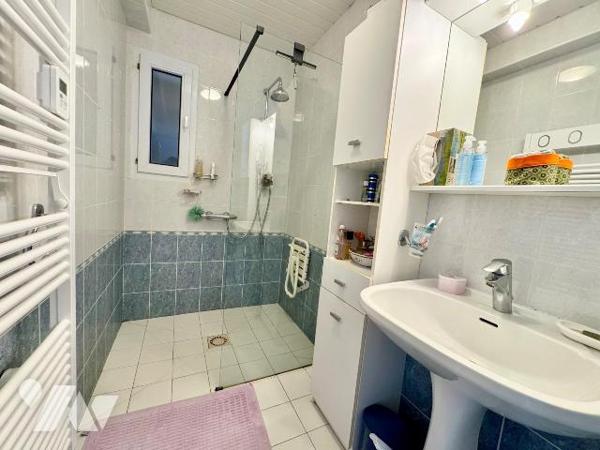 En plein centre bourg de Lannilis, maison d'environ 120 m² sur une très belle parcelle de 2 758...