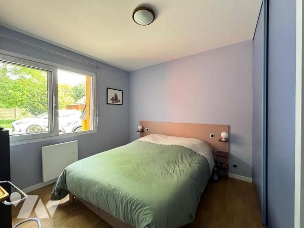 En plein centre bourg de Lannilis, maison d'environ 120 m² sur une très belle parcelle de 2 758...