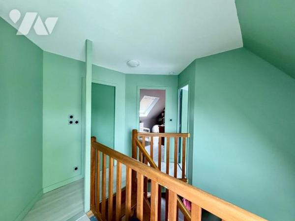 En plein centre bourg de Lannilis, maison d'environ 120 m² sur une très belle parcelle de 2 758...