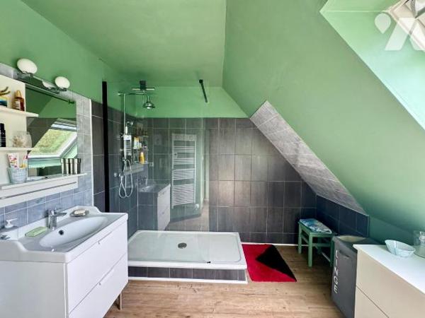 En plein centre bourg de Lannilis, maison d'environ 120 m² sur une très belle parcelle de 2 758...