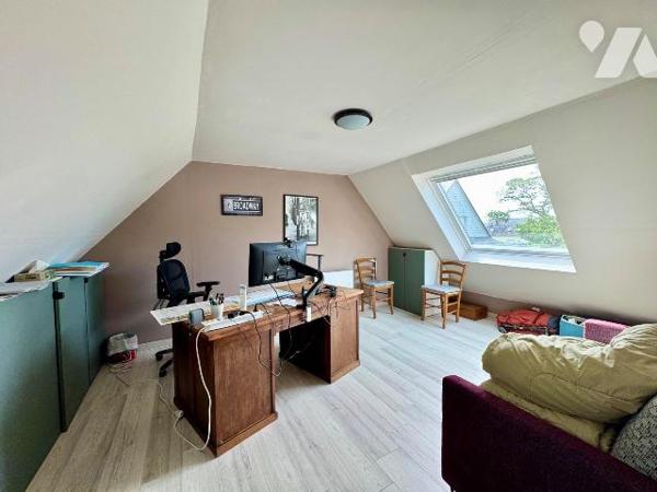 En plein centre bourg de Lannilis, maison d'environ 120 m² sur une très belle parcelle de 2 758...