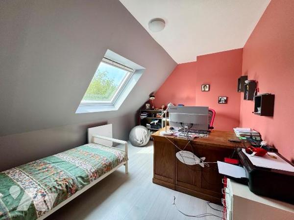 En plein centre bourg de Lannilis, maison d'environ 120 m² sur une très belle parcelle de 2 758...