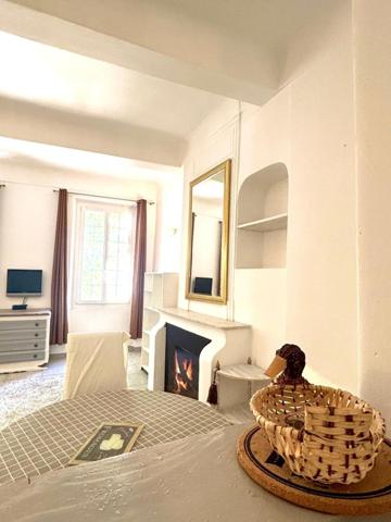 STUDIO MEUBLÉ 26m² – IMMEUBLE HAUSSMANNIEN – AUPS CENTRE