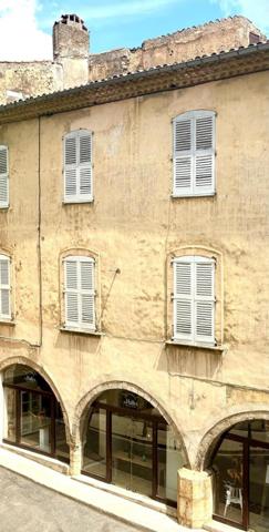 STUDIO MEUBLÉ 26m² – IMMEUBLE HAUSSMANNIEN – AUPS CENTRE