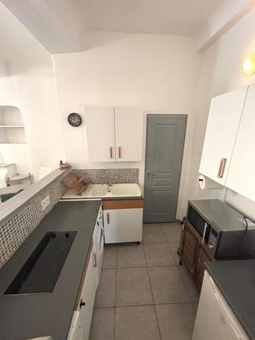 STUDIO MEUBLÉ 26m² – IMMEUBLE HAUSSMANNIEN – AUPS CENTRE
