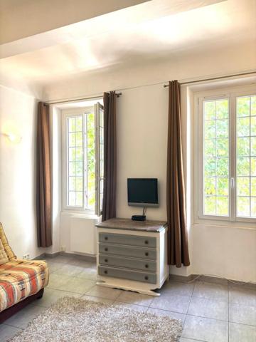 STUDIO MEUBLÉ 26m² – IMMEUBLE HAUSSMANNIEN – AUPS CENTRE