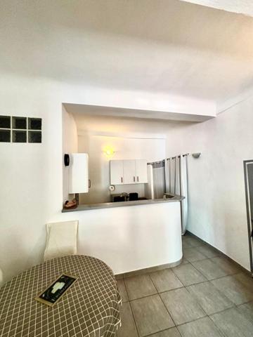 STUDIO MEUBLÉ 26m² – IMMEUBLE HAUSSMANNIEN – AUPS CENTRE