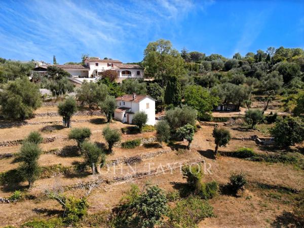 Terrain à bâtir avec vue panoramique dans le secteur de Castellaras