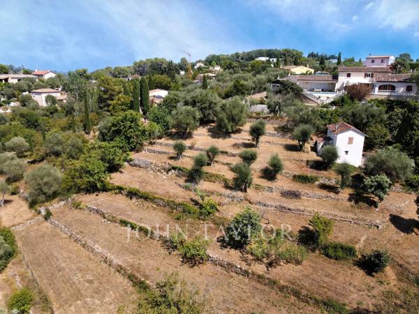 Terrain à bâtir avec vue panoramique dans le secteur de Castellaras