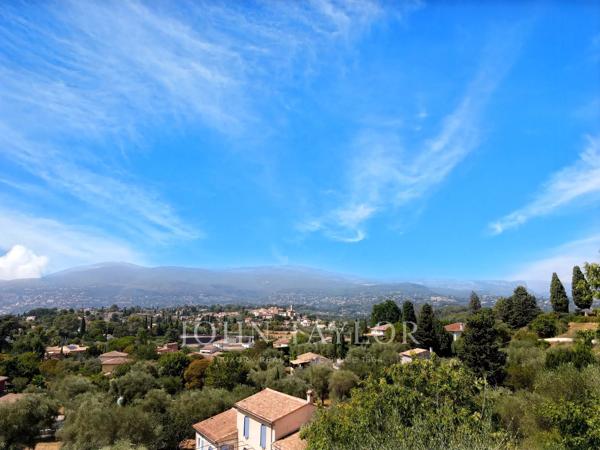 Terrain à bâtir avec vue panoramique dans le secteur de Castellaras