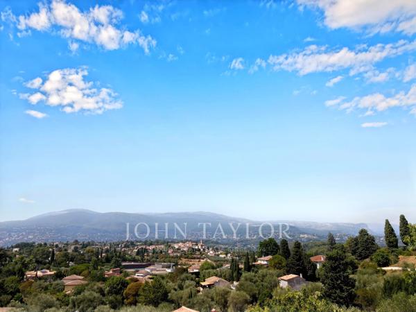 Terrain à bâtir avec vue panoramique dans le secteur de Castellaras