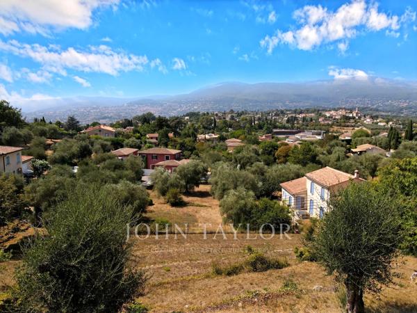 Terrain à bâtir avec vue panoramique dans le secteur de Castellaras