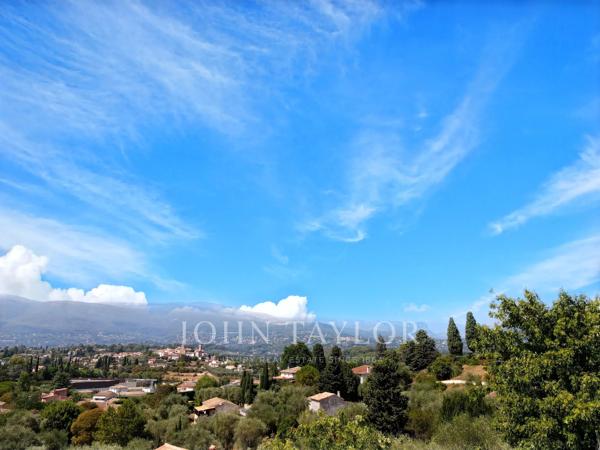 Terrain à bâtir avec vue panoramique dans le secteur de Castellaras