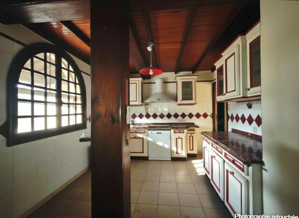 Arles (13200) A proximité du centre d'Arles et de toutes commodités, maison de construction traditionnelle de 241 m² habitab