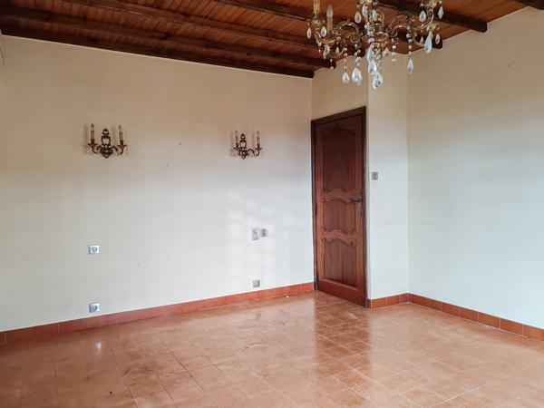 Arles (13200) A proximité du centre d'Arles et de toutes commodités, maison de construction traditionnelle de 241 m² habitab