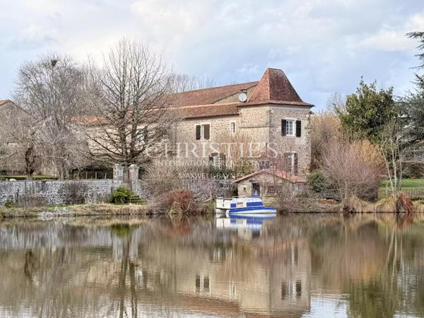 Une demeure du XVIIIᵉ siècle où la pierre et l’eau se répondent.