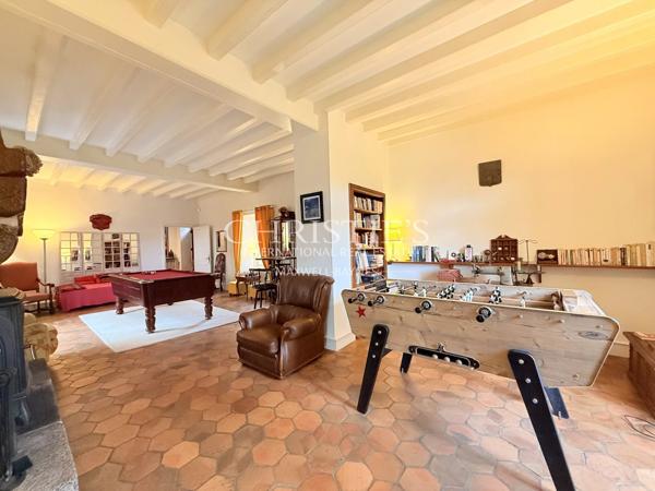 Une demeure du XVIIIᵉ siècle où la pierre et l’eau se répondent.