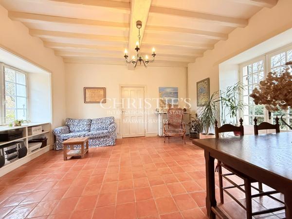 Une demeure du XVIIIᵉ siècle où la pierre et l’eau se répondent.