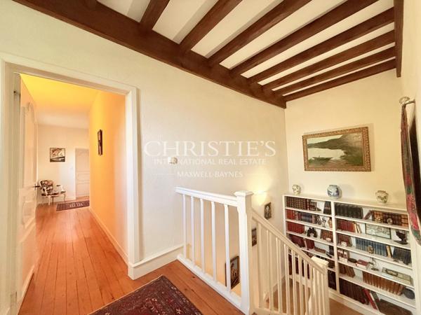 Une demeure du XVIIIᵉ siècle où la pierre et l’eau se répondent.