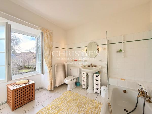 Une demeure du XVIIIᵉ siècle où la pierre et l’eau se répondent.