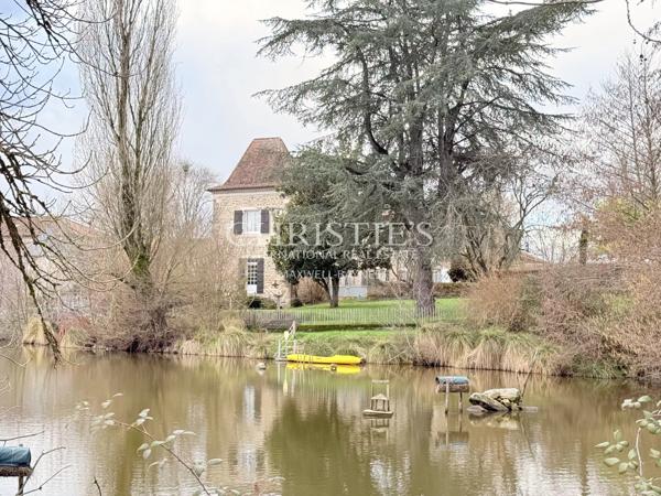 Une demeure du XVIIIᵉ siècle où la pierre et l’eau se répondent.