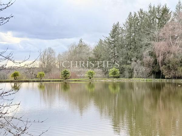 Une demeure du XVIIIᵉ siècle où la pierre et l’eau se répondent.