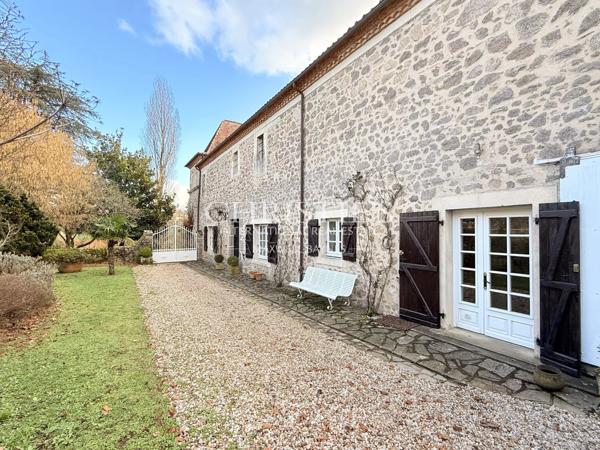 Une demeure du XVIIIᵉ siècle où la pierre et l’eau se répondent.