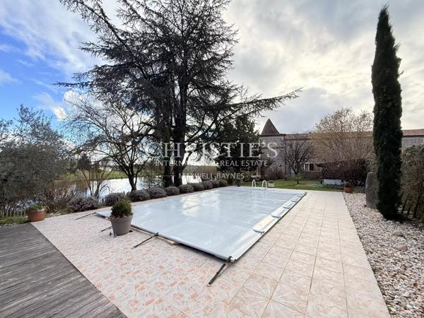 Une demeure du XVIIIᵉ siècle où la pierre et l’eau se répondent.