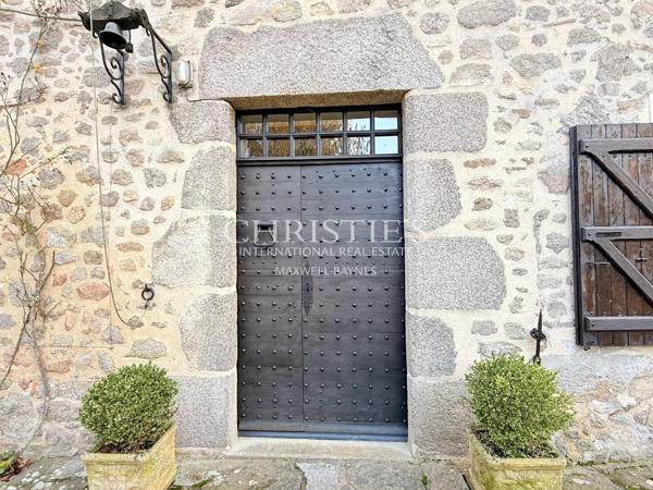 Une demeure du XVIIIᵉ siècle où la pierre et l’eau se répondent.