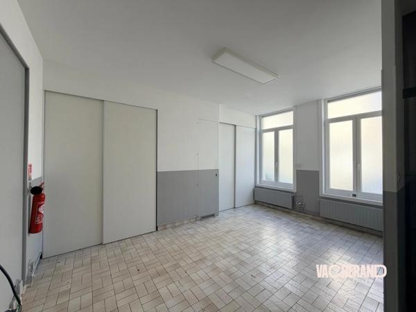 Immeuble de bureaux avec ascenseur