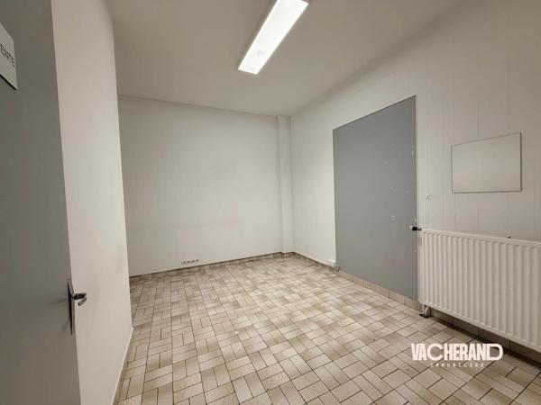 Immeuble de bureaux avec ascenseur