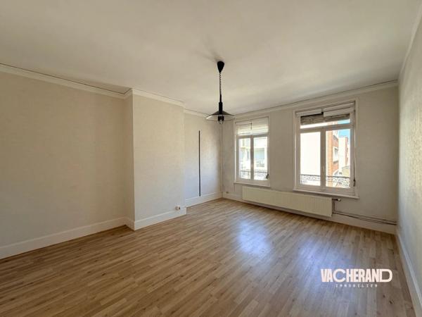 Immeuble de bureaux avec ascenseur
