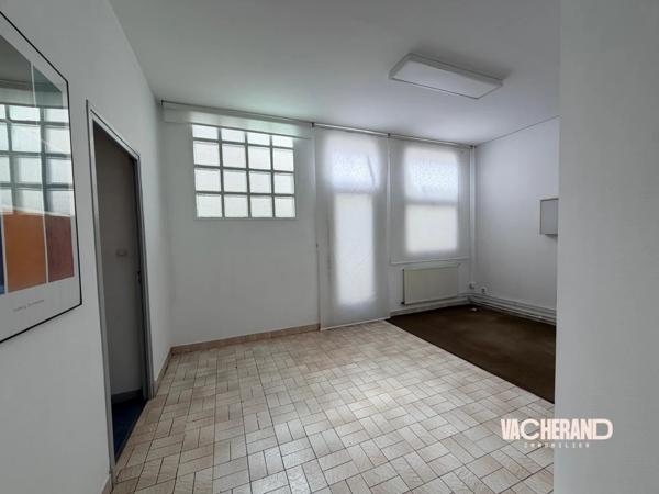 Immeuble de bureaux avec ascenseur