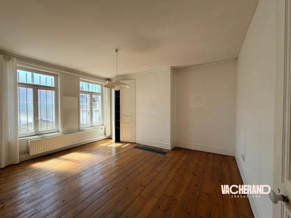 Immeuble de bureaux avec ascenseur