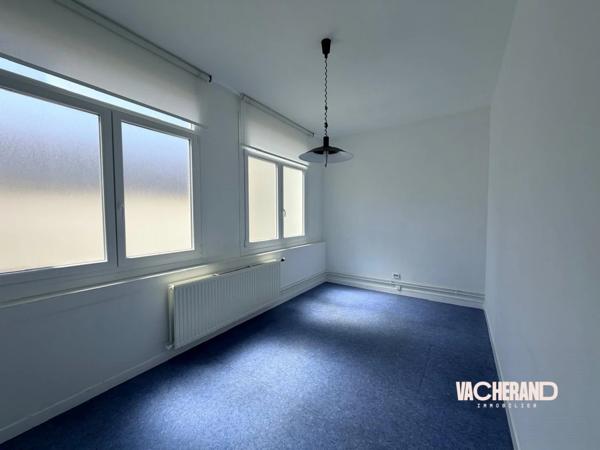Immeuble de bureaux avec ascenseur
