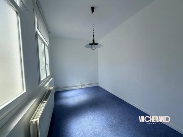 Immeuble de bureaux avec ascenseur