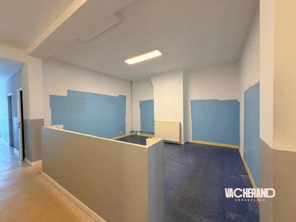 Immeuble de bureaux avec ascenseur