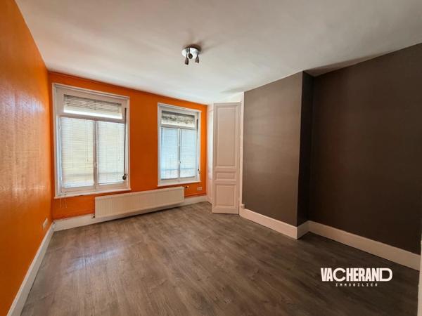 Immeuble de bureaux avec ascenseur