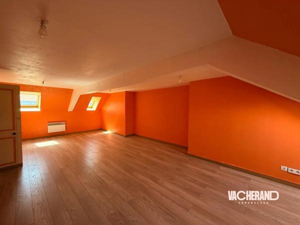 Immeuble de bureaux avec ascenseur