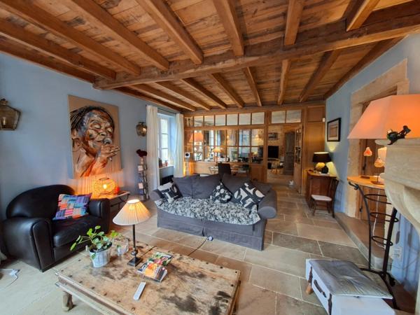 Maison en pierre au coeur d'un village LE BUGUE (24)